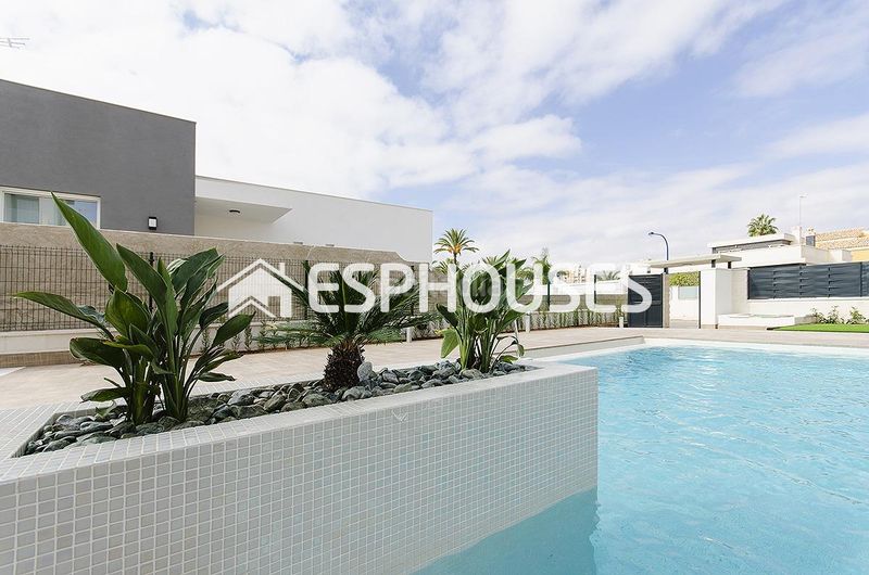 Foto 7ec0c5fe-fee0-4ab6-8715-eb191d955373. Casa amb aparcament piscina a Campoamor Orihuela