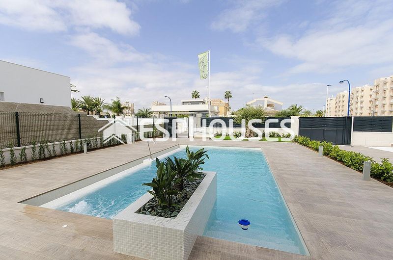 Foto 868006fc-2477-4130-8999-0d5266582170. Casa amb aparcament piscina a Campoamor Orihuela
