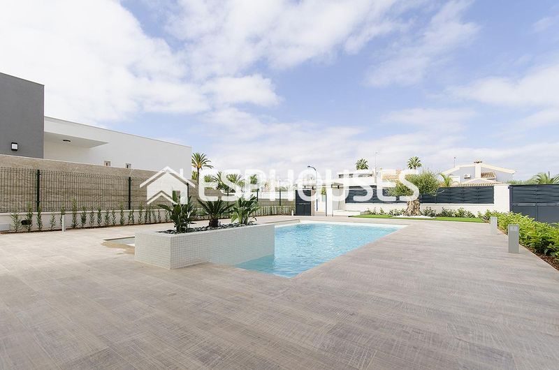 Foto a7548884-3511-40b4-892c-b60202071d28. Casa amb aparcament piscina a Campoamor Orihuela