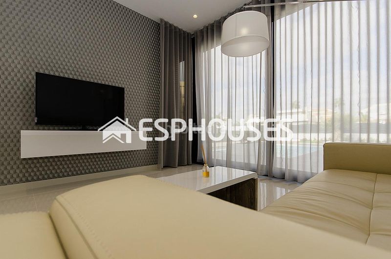 Foto af2e7731-8162-4a7f-b385-a96e61e9b226. Casa amb aparcament piscina a Campoamor Orihuela
