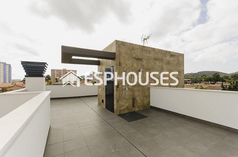 Foto bbf460ca-5d7f-4756-82d4-c7cf25026502. Casa amb aparcament piscina a Campoamor Orihuela