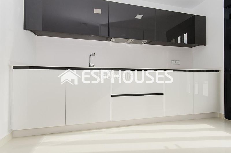 Foto bd2b87f8-daeb-4746-a972-0f27df19c55a. Casa amb aparcament piscina a Campoamor Orihuela