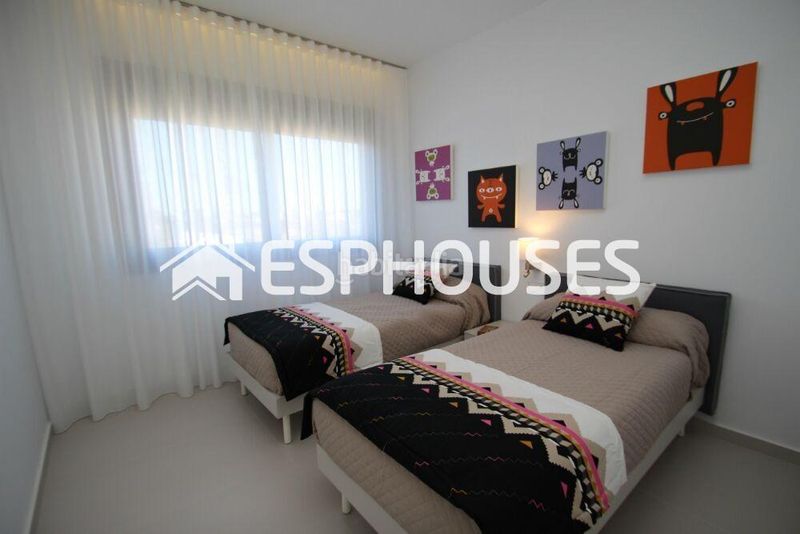 Foto 36e0c380-2138-4578-80b2-0b052d29e485. Casa amb aparcament piscina a Campoamor Orihuela