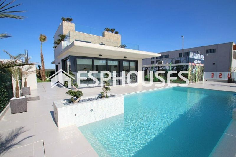 Foto 9add2765-0f5b-4682-8709-3217bdd2b0ae. Casa amb aparcament piscina a Campoamor Orihuela