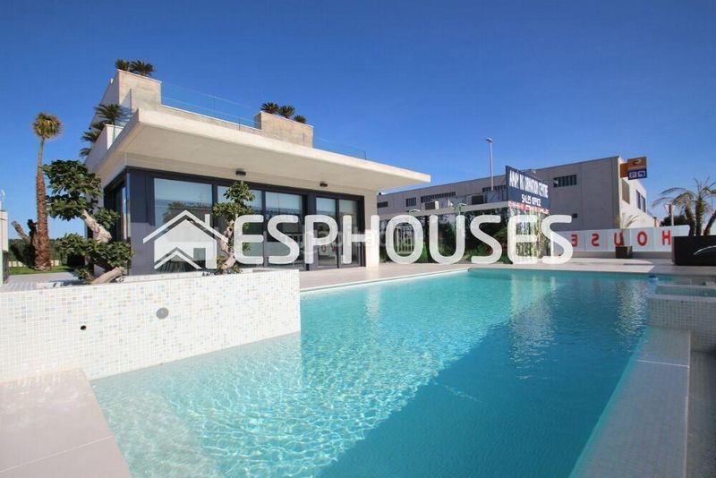 Foto afeae5fa-8aca-45e3-af67-14f41539d720. Casa amb aparcament piscina a Campoamor Orihuela
