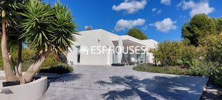 Chalet in Busot. Villa privada moderna de lujo en una sola planta con piscina pri