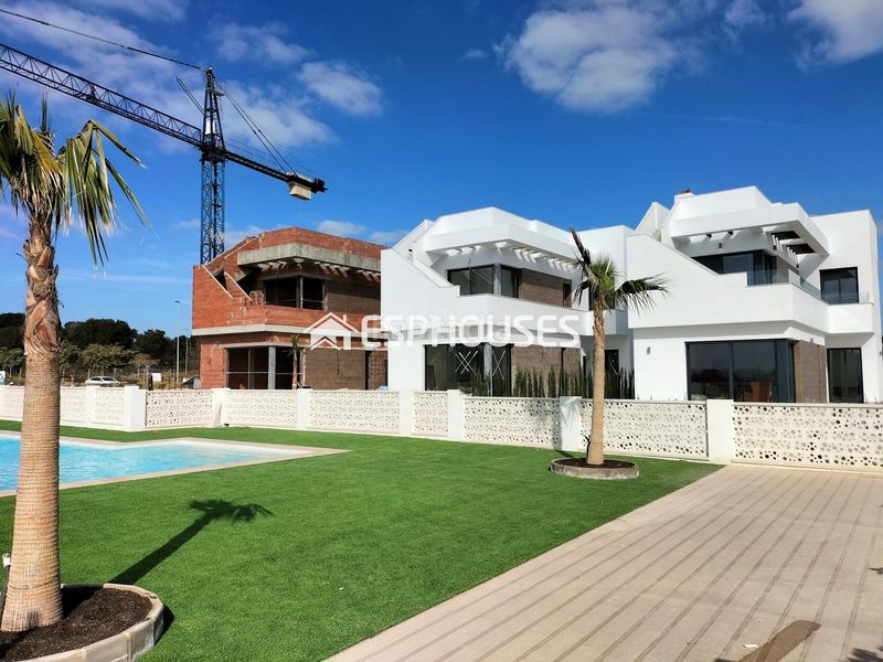 Foto a2d9473e-dd18-48f1-8690-c38e81217e65. Chalet mit pool in El Pinar de Campoverde Pilar de la Horadada