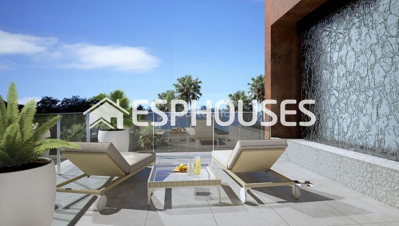 Foto 4e56b678-af3d-44b4-969f-a75262e9f72a. Casa adossada amb piscina a Daya Nueva
