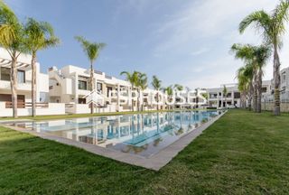 Casa a Los Balcones-Los Altos. Residencial de obra nueva de bungalows en los balcones, torrevie