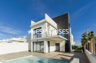 Chalet à San Miguel de Salinas. Residencial de obra nueva de villas en san miguel de salinas