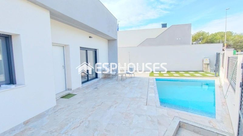 Foto 0d83db17-8237-4d78-8f79-ee502e836856. Chalet mit pool in El Pinar de Campoverde Pilar de la Horadada