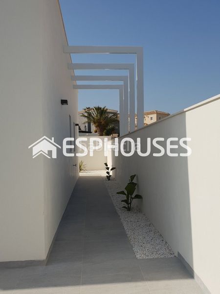 Foto 1f6a8469-808a-4a00-a76e-ab5dc5b99b1d. Chalet mit pool in El Pinar de Campoverde Pilar de la Horadada