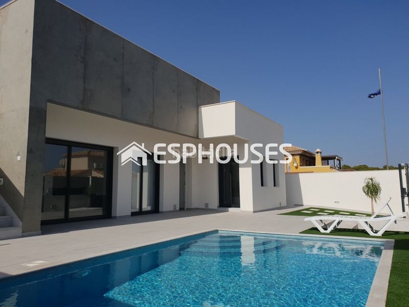 Foto 4bf1257c-8e9e-4a79-bfd3-7049456ab46f. Chalet mit pool in El Pinar de Campoverde Pilar de la Horadada