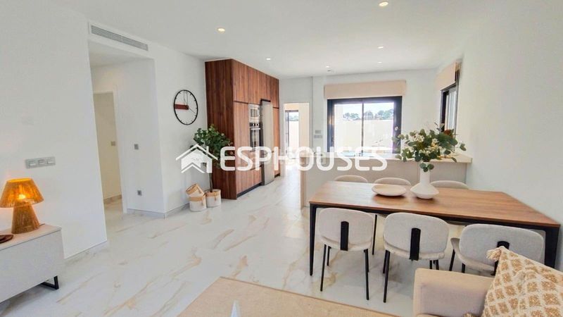 Foto 63f7ba6d-9622-460a-9a69-b1672f766a94. Chalet mit pool in El Pinar de Campoverde Pilar de la Horadada