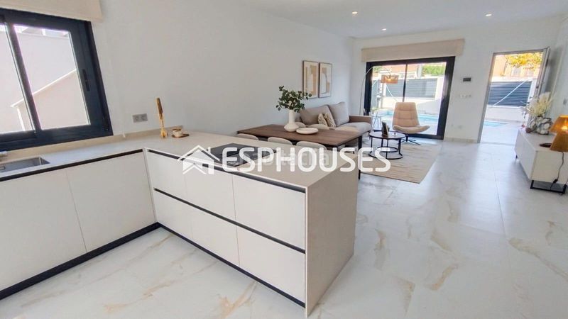 Foto 7e4706fe-6638-4eb9-b96d-3232b2631407. Chalet mit pool in El Pinar de Campoverde Pilar de la Horadada