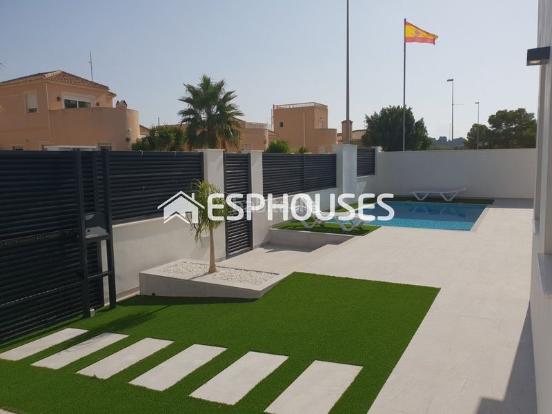 Foto a785f1d0-c1a8-4eec-9570-b367bced26d0. Chalet mit pool in El Pinar de Campoverde Pilar de la Horadada