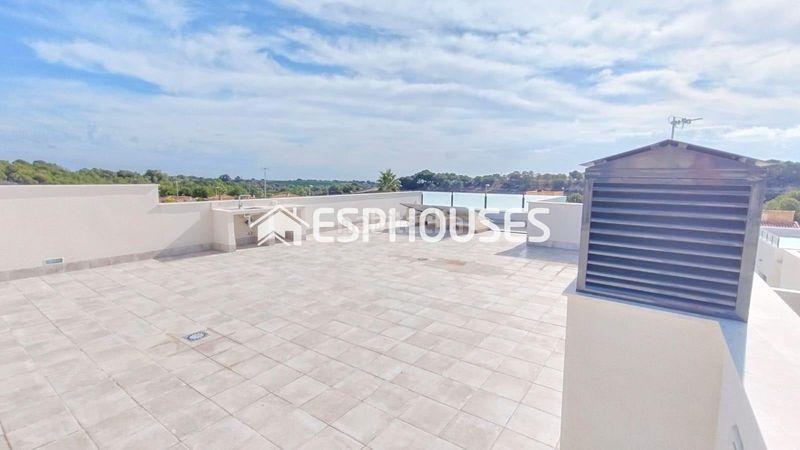 Foto f3ba6a3f-6c98-4107-b94c-4a14d2b06af4. Chalet mit pool in El Pinar de Campoverde Pilar de la Horadada