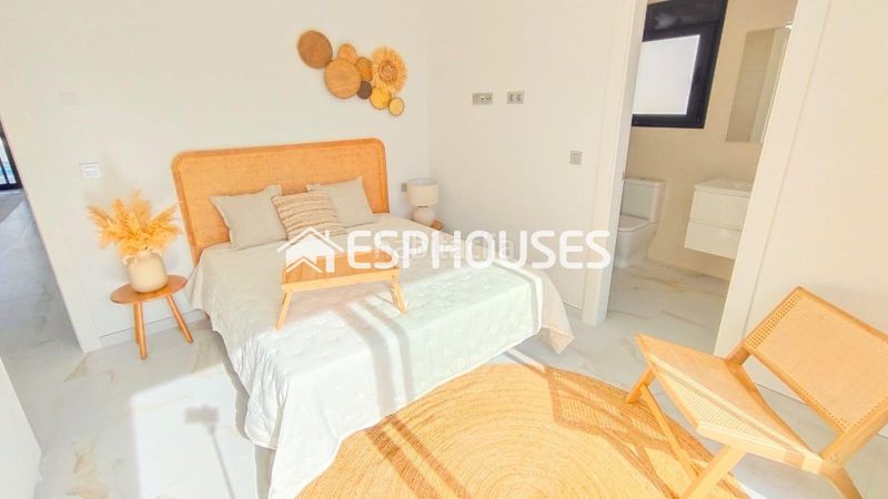 Foto f7eae2fa-072d-43ef-ad9c-276e633a8a43. Chalet mit pool in El Pinar de Campoverde Pilar de la Horadada