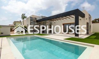 Chalet in Los Balcones-Los Altos. Vivienda en urbanización consolidada en la costa