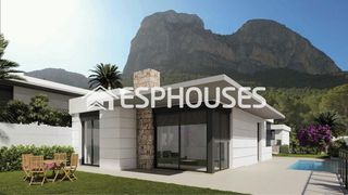 Chalet in Casco urbano. Villa independiente de obra nueva en una sola planta con piscina