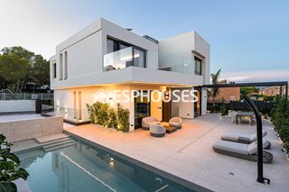Xalet a Varadero. Exclusiva villa de obra nueva con piscina privada y vistas al ma
