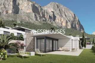 Chalet in Casco urbano. Villa independiente de obra nueva en una sola planta con piscina