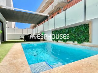 Chalet en Los Secanos. Exclusiva casa independiente moderna con piscina privada, amplia