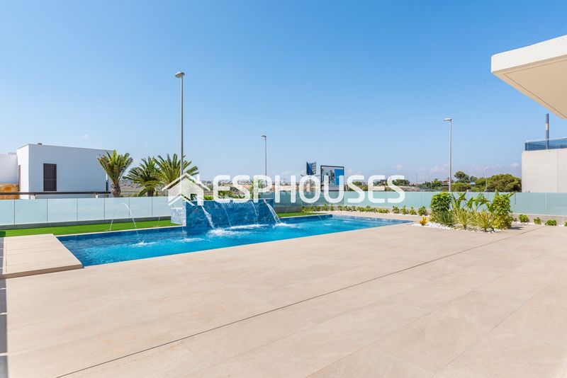 Foto 56fe4073-7716-4c42-9339-1a03a694492e. Xalet amb piscina a Campoamor Orihuela
