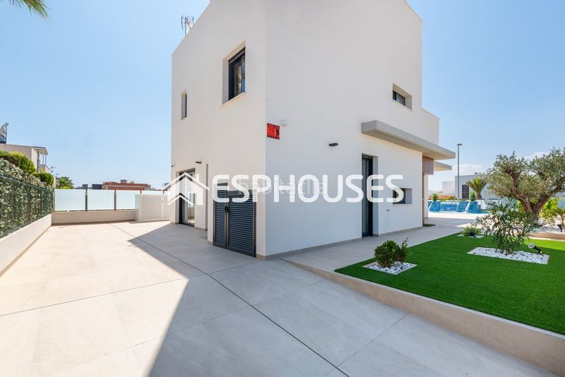 Foto f3f121c2-b61c-40c0-8597-be2290aa48f6. Xalet amb piscina a Campoamor Orihuela