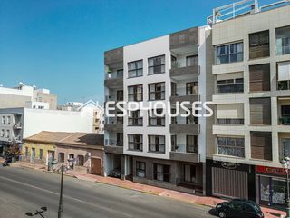Planta baixa a Pueblo. Apartamento de obra nueva en planta baja con patio y piscina en