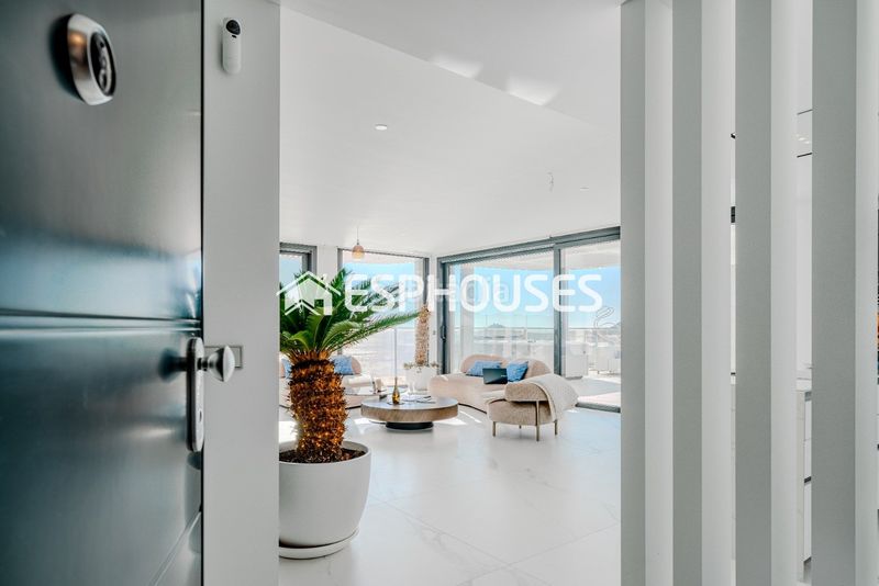 Foto 10a689ee-6037-4873-81a6-57e2514be9b8. Apartament amb calefacció piscina a Playa Poniente Benidorm