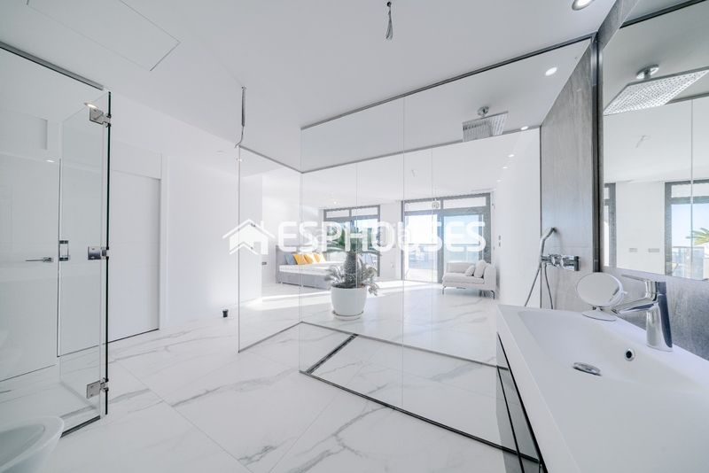 Foto c39f8d72-7a7a-4f71-9ade-8fe1775d547f. Apartament amb calefacció piscina a Playa Poniente Benidorm
