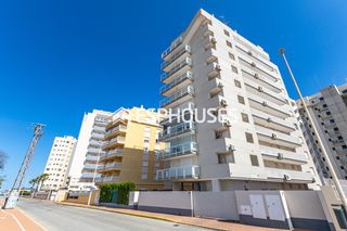 Apartament a Puerto Deportivo. Luminoso apartamento totalmente exterior cerca del puerto y la p