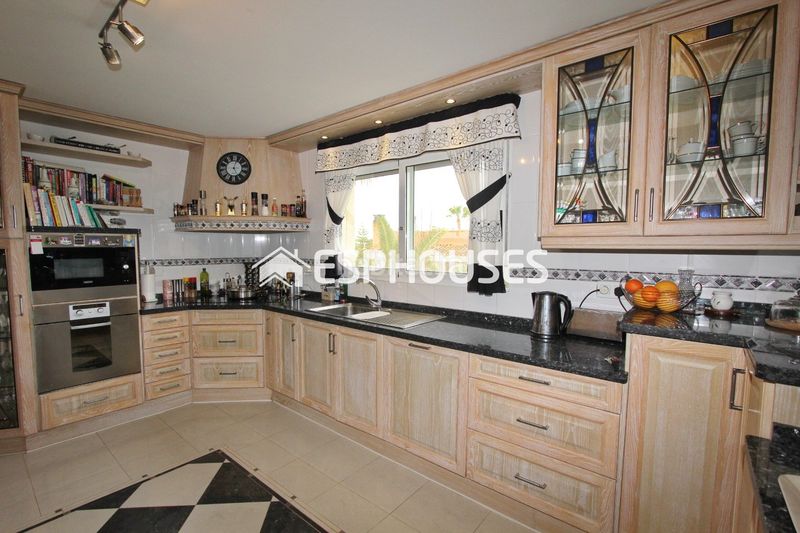Foto ce056985-064b-4a82-92a5-743bf3b62ea7. Xalet amb piscina a Busot