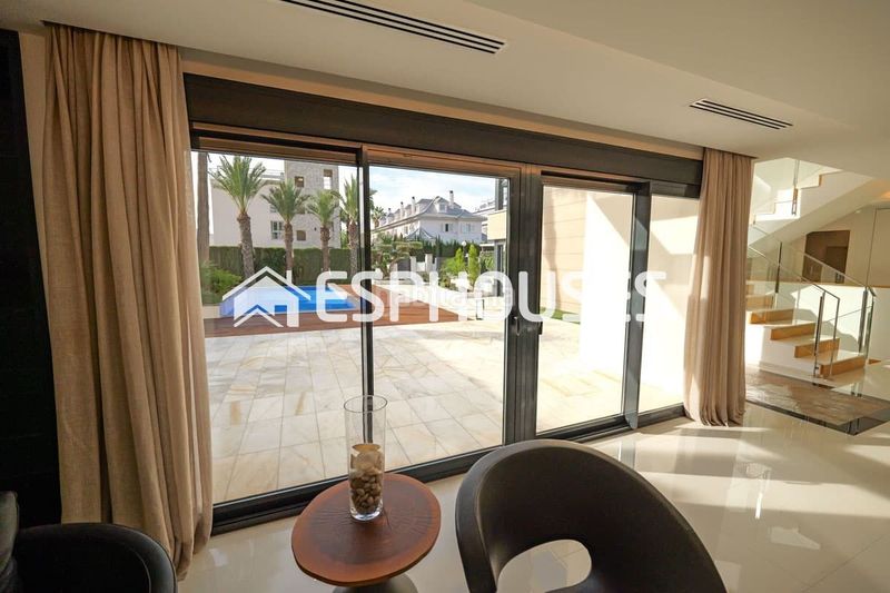 Foto 00b83f2f-303f-4ba2-9b9e-79f10fac1e31. Chalet villa de lujo exclusiva en La Veleta , a 150 m del mar. en Torrevieja