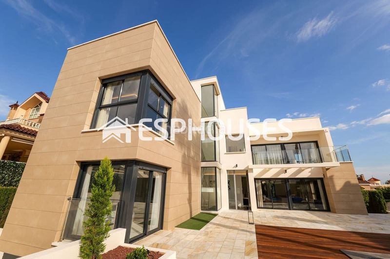 Foto 111e165c-c07b-4ab2-a747-01ae46f5c9da. Chalet villa de lujo exclusiva en La Veleta , a 150 m del mar. en Torrevieja