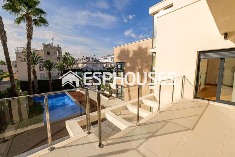 Foto 4340285a-d7e4-4c63-a69e-9a908a402a85. Chalet villa de lujo exclusiva en La Veleta , a 150 m del mar. en Torrevieja