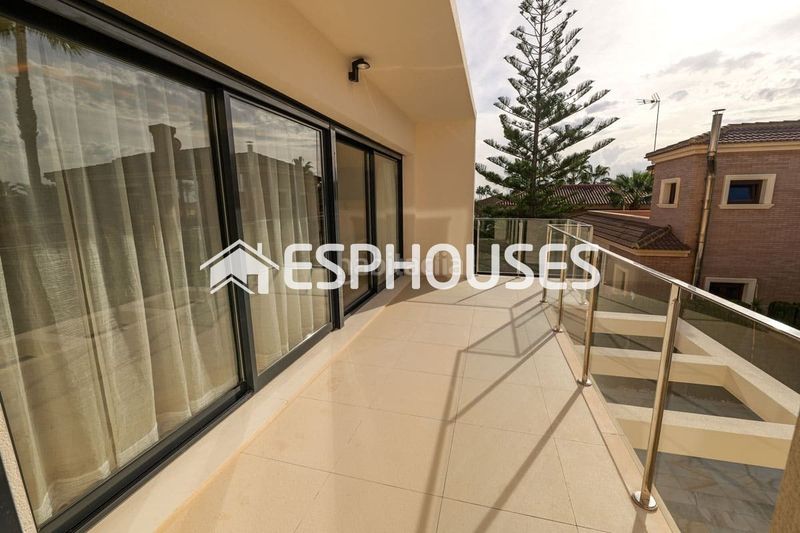 Foto ac9d4c7c-c4f0-412d-b5cf-4814c2d0d37b. Chalet villa de lujo exclusiva en La Veleta , a 150 m del mar. en Torrevieja