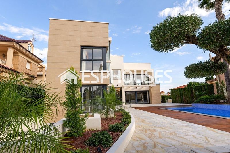 Foto ae5fa436-8543-4d38-8059-3f01a44b13e4. Chalet villa de lujo exclusiva en La Veleta , a 150 m del mar. en Torrevieja