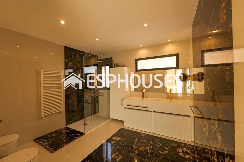 Foto b1e48468-b38b-4e22-ba80-89a6b7779535. Chalet villa de lujo exclusiva en La Veleta , a 150 m del mar. en Torrevieja