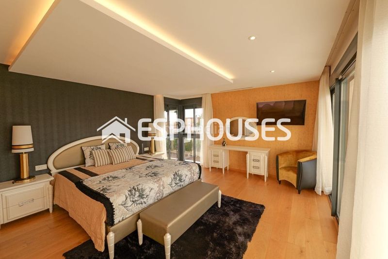 Foto cf18303c-132a-4885-a5b8-cbbd2dd169a3. Chalet villa de lujo exclusiva en La Veleta , a 150 m del mar. en Torrevieja