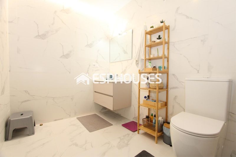 Foto e40a7cc3-d8fc-4bac-9c91-162e0456b067. Casa amb calefacció a Playa Poniente Benidorm