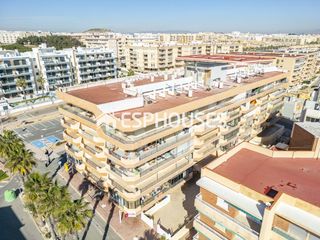 Apartament a Guardamar Playa. Apartamento en segunda línea de playa con vistas al mar y gran t