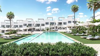 Maison à Los Balcones-Los Altos. Adosado en planta alta con vistas a la laguna rosa de torrevieja