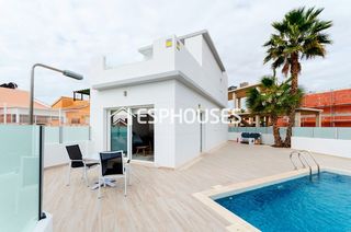 Chalet in Zona Carrefour - Urbanizaciones. Villa en torrevieja con vistas al lago salado rosa y cerca de to