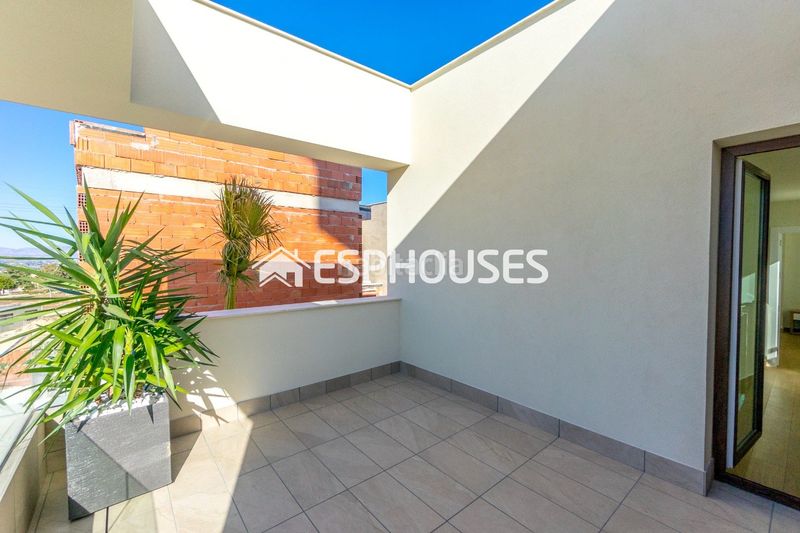Foto 1041dd6a-89fa-44f4-9df3-f35934139250. Chalet with pool in Rojales hills - rosa bungalows Rojales