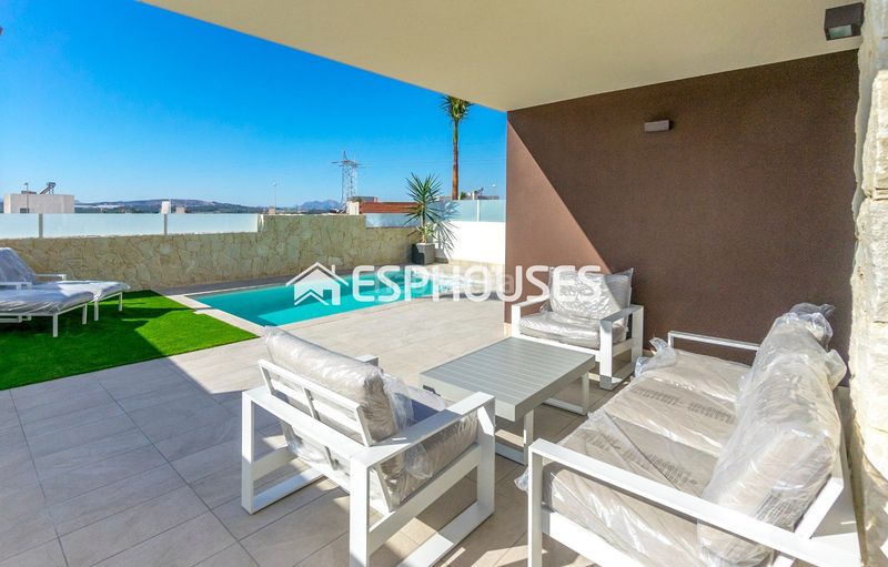 Foto 3fef7fe6-fcdf-4ea1-b461-d68987eab1e1. Chalet with pool in Rojales hills - rosa bungalows Rojales