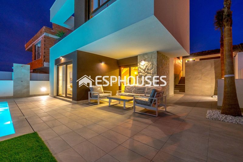 Foto 559f0504-ce0d-48a5-833b-e8109dbc1487. Chalet with pool in Rojales hills - rosa bungalows Rojales