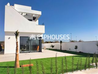 Chalet à El Pinar de Campoverde. Villas con jardín y piscina comunitarios en pilar de la horadada