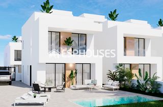 Casa a Orihuela Ciudad. Villa pareada en orihuela costa, a 500 metros de la playa de la